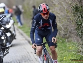 Tom Pidcock haalt verschroeiend uit in de Wereldbeker mountainbike en wint van Mathieu van der Poel met een minuut verschil