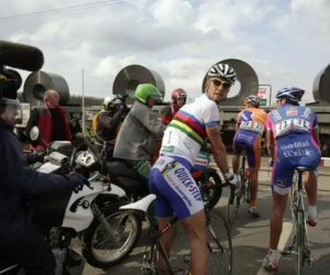 Boonen werd opgehouden, Van Avermaet glipte erdoor, maar in de tijd vóór Roger De Vlaeminck kon geen enkele slagboom een peloton tegenhouden