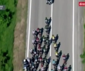 VIDEO: Hallucinant, motor veroorzaakt ongeluk in Giropeloton