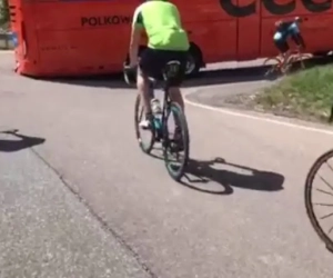 VIDEO: Bus CCC rijdt zich hopeloos vast in Giro