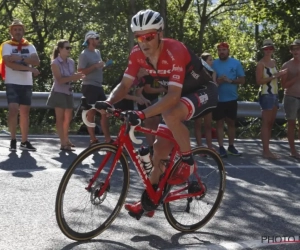 VIDEO: Daar is zanger Edward Theuns weer, deze keer met een liedje voor afscheidnemende Alberto Contador