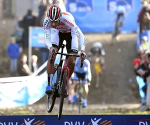 ? Tom Meeusen houdt zichzelf op spectaculaire wijze recht om in het spoor van Mathieu van der Poel te blijven