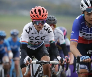 Wegrenster van CCC-Liv is na sprint bergop met twee de eerste wereldkampioene Cycling Esports