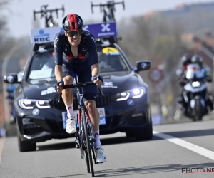 Van Baarle soleert naar winst in bizarre en snelle Dwars door Vlaanderen, vreemd gedrag Van der Poel en Alaphilippe