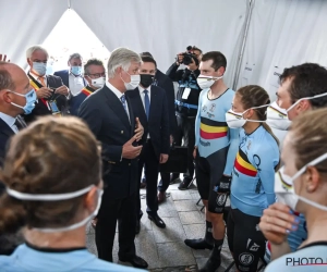 Koning Filip spreekt Belgische ploeg en wereldkampioen Martin toe na WK mixed relay te volgen met Eddy Merckx