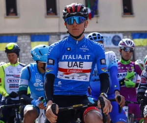 🎥 Tadej Pogačar volgde Remco Evenepoel rechtdoor terwijl het naar rechts was: "Een vreemde bocht"