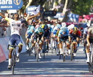 🎥 Girmay moet naar ziekenhuis... na ongeval op podium