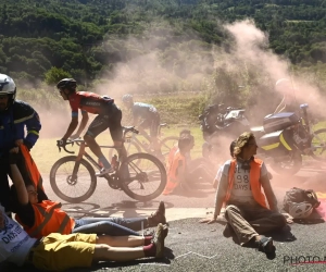 📷 Deze protestactie met vastgelijmde klimaatactivisten legde de tiende etappe in de Tour de France even stil