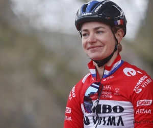 Riejanne Markus voert een nummertje op in de Navarra Women's Elite Classic