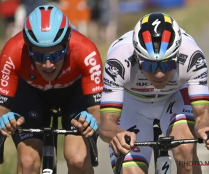 Wereldkampioen Remco Evenepoel klopt Alec Segaert in de sprint en pakt in Izegem zijn eerste Belgische titel