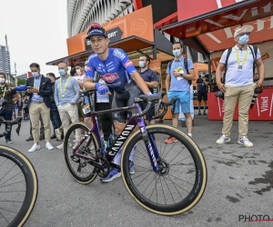 🎥 Jasper Philipsen krijgt na de finish extra steun die met een kwinkslag reageert