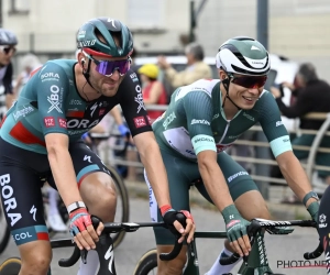 🎥 Tadej Pogacar animeert de slotetappe, Jordi Meeus klopt Jasper Philipsen op de Champs-Élysées in machtige sprint