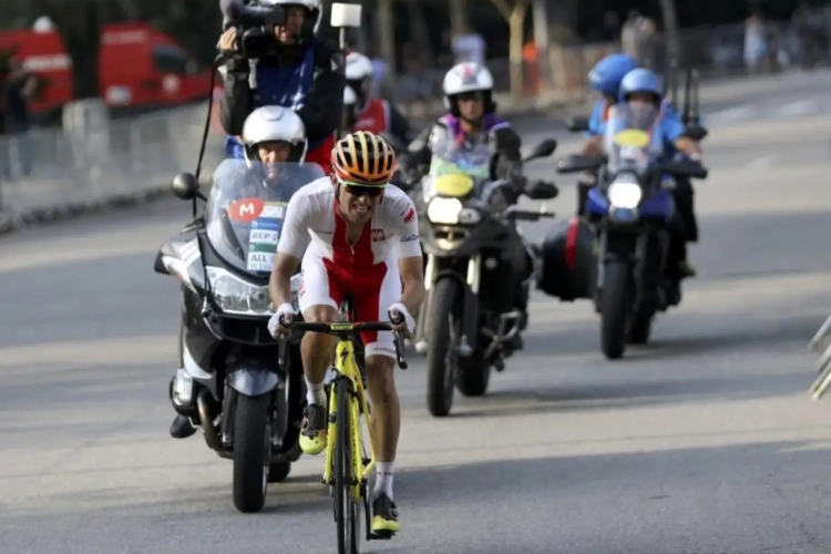 Majka boekt eerste overwinning in vier jaar tijd in Vuelta: "Draag de zege op aan mijn overleden vader"