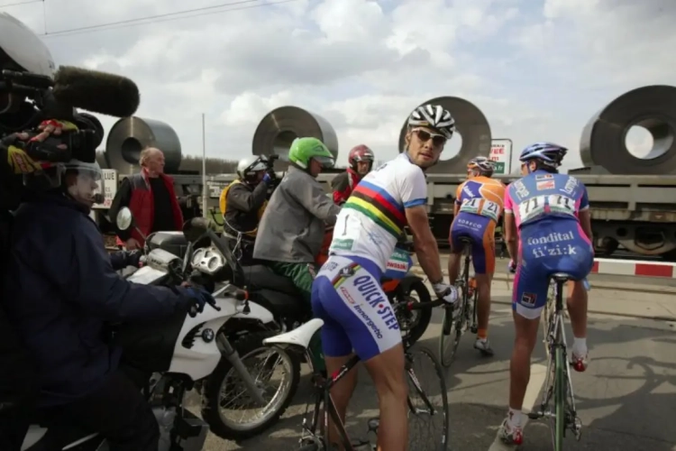 Boonen werd opgehouden, Van Avermaet glipte erdoor, maar in de tijd vóór Roger De Vlaeminck kon geen enkele slagboom een peloton tegenhouden