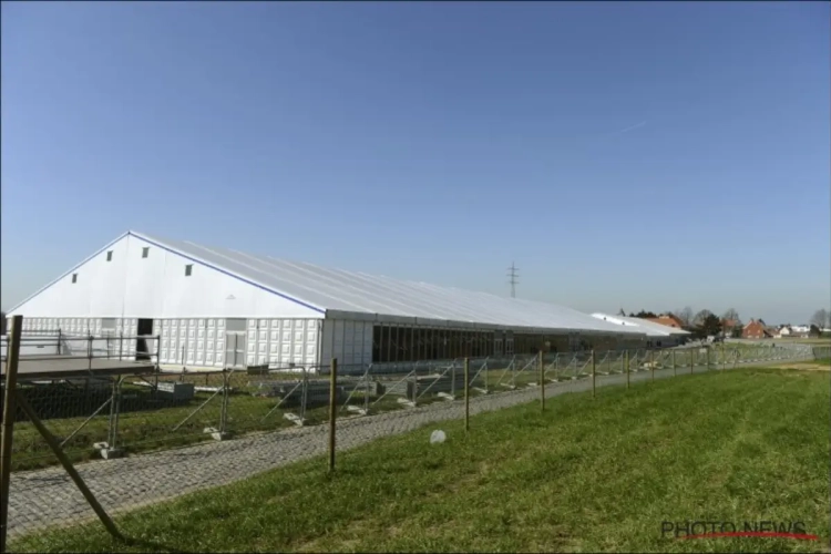 Zo wielergek is Vlaanderen: ruim twee weken voor de Ronde verrijst gigantische tent op de Oude Kwaremont