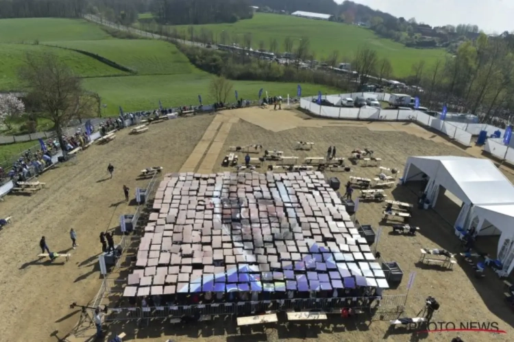 IN BEELD: Oude Kwaremont eert Tom Boonen met indrukwekkende 'tifo'