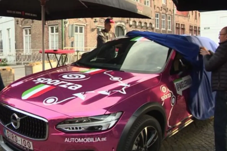 (Knal)roze: met deze opvallende auto trekt Sporza-wielerman Renaat Schotte door Italië