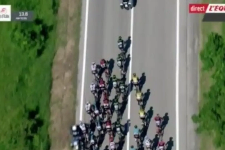 VIDEO: Hallucinant, motor veroorzaakt ongeluk in Giropeloton