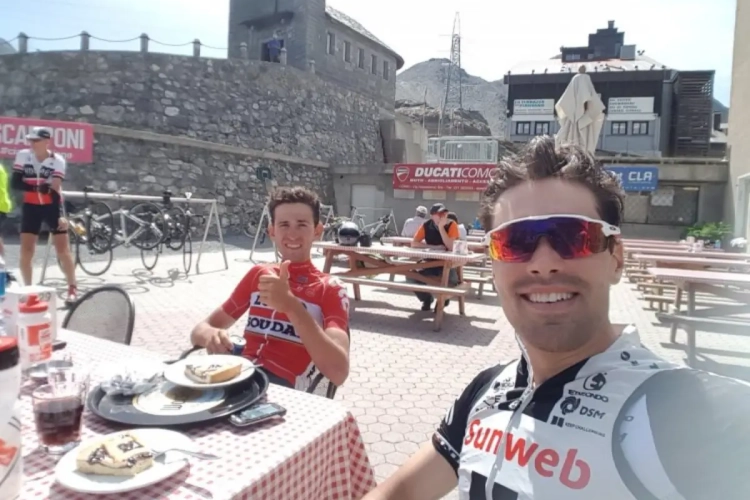 FOTO: Tiesj Benoot rijdt samen met Giro-winnaar de legendarische Stelvio op