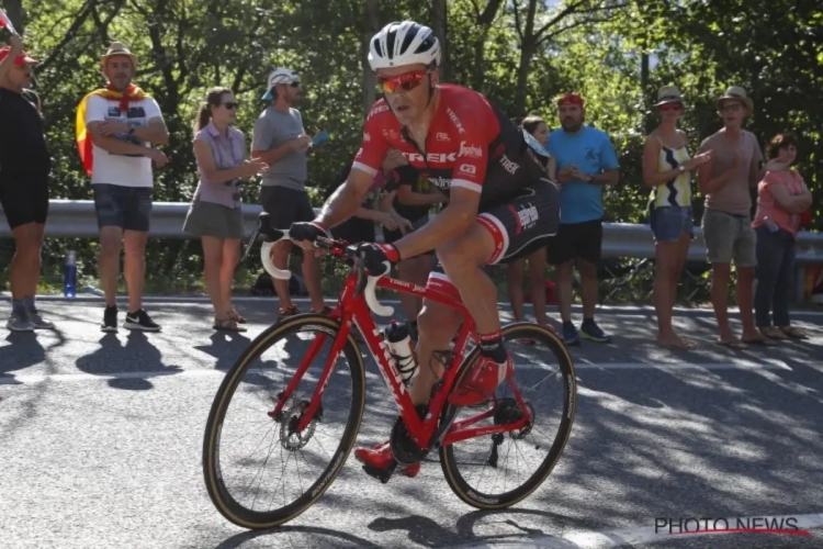 VIDEO: Daar is zanger Edward Theuns weer, deze keer met een liedje voor afscheidnemende Alberto Contador