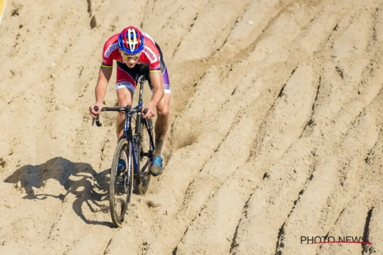 Van der Poel bijna ten val: "Close call, love it", Van Aert berust: "Wie niet waagt ..."