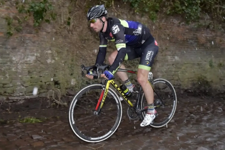 Voorbereiding ex-renner Lotto-Soudal verloopt stroef na val op training en hersenschudding