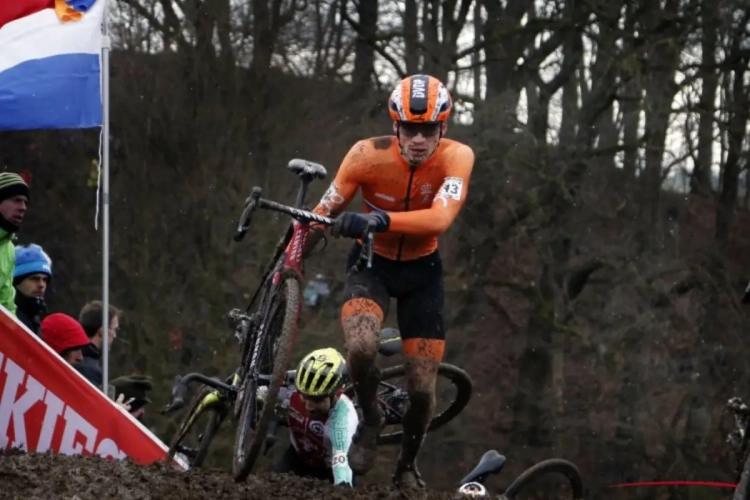 Ook David van der Poel zoekt verklaring voor offday Mathieu: "Hij is dit seizoen de beste, maar daar krijg je geen trui voor"