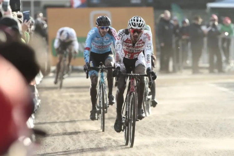 David van der Poel glundert naast zijn broer: "Dit is mijn allereerste podiumplaats in een klassementscross"