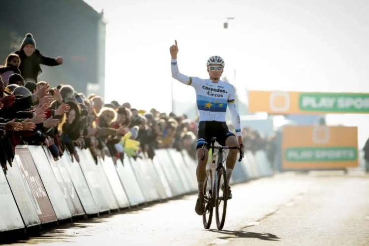 En da's 29! Showbeest Van der Poel geeft eindzege in Superprestige glans met winst in slotmanche