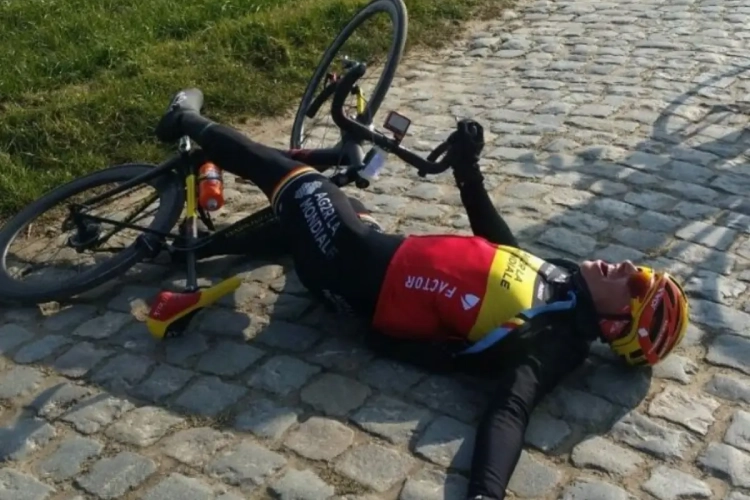 Wat ligt Belgisch kampioen Naesen daar op de Oude Kwaremont te doen?