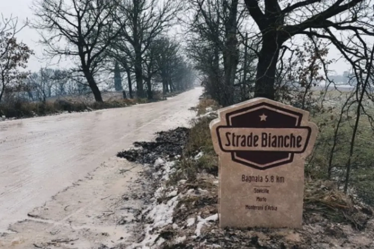 Van sneeuwtapijt naar modderpoel: er staat de renners wat te wachten in heroïsche Strade Bianche