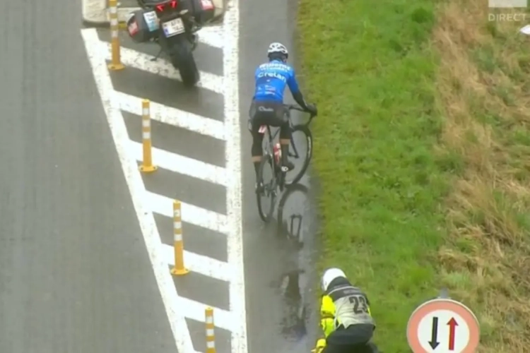 ? Van Aert knalt op seingever en duikt de gracht in