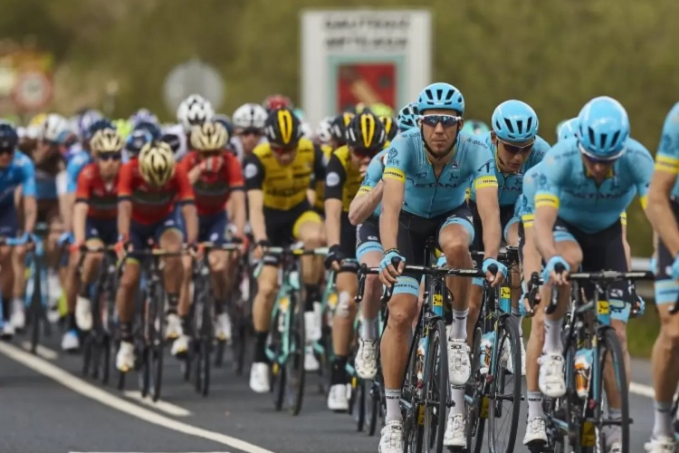 Astana aan het feest in 5e rit Baskenland, Roglic bijna zeker van eindwinst