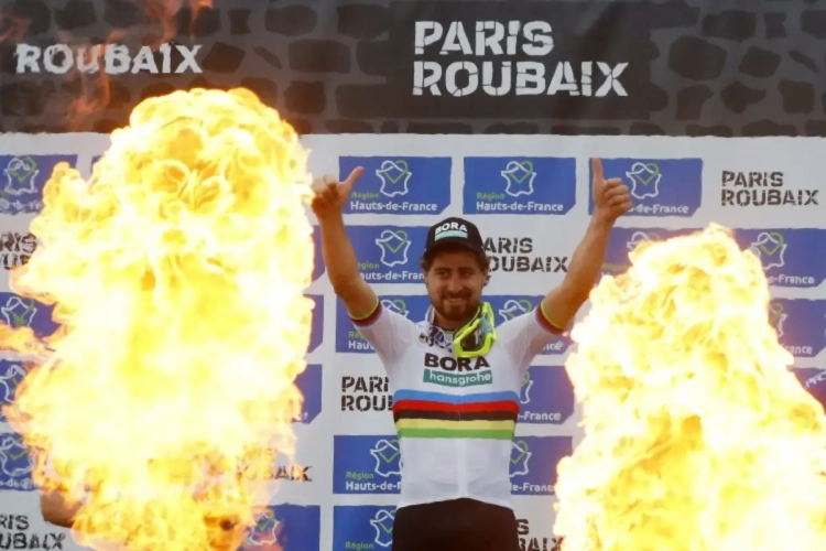 Wat een feestbeest! Peter Sagan gaat volledig uit de bol tijdens bezoekje aan Belgische fanclub