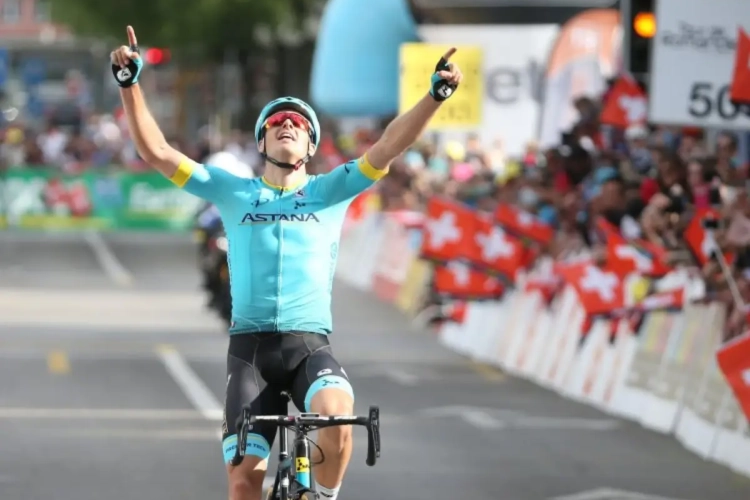 Fuglsang wint na sterke prestatie lastige rit in Tirreno, Yates blijft leider