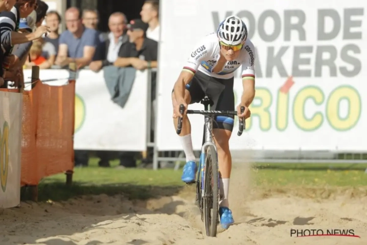 Mathieu van der Poel lijkt klaar voor drukke week en zijn eerste Wereldbeker van het seizoen: "Hopelijk geeft zijn enkel deze week geen reactie"