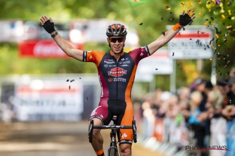 Laurens Sweeck schiet in het diepe slot naar voren en wint de eerste cross van het nieuwe seizoen 