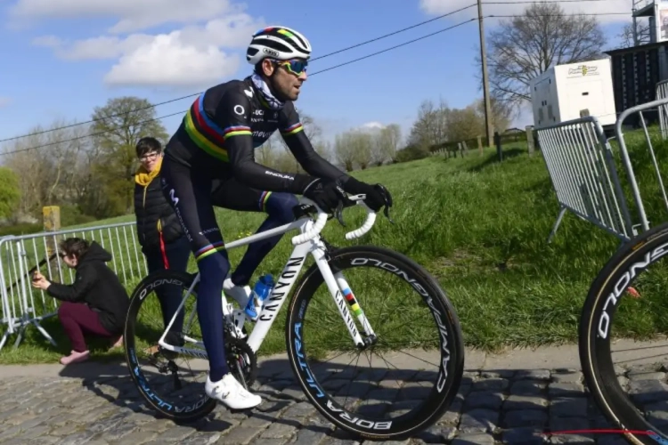 Valverde zowaar gevloerd door jonge Ineos-renner in sprint bergop, leiderstrui blijft wel bij de wereldkampioen