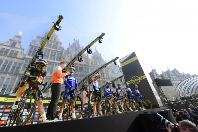 🎥 Grote Markt in Antwerpen ontploft wanneer renners van Deceuninck-Quick.Step het podium betreden