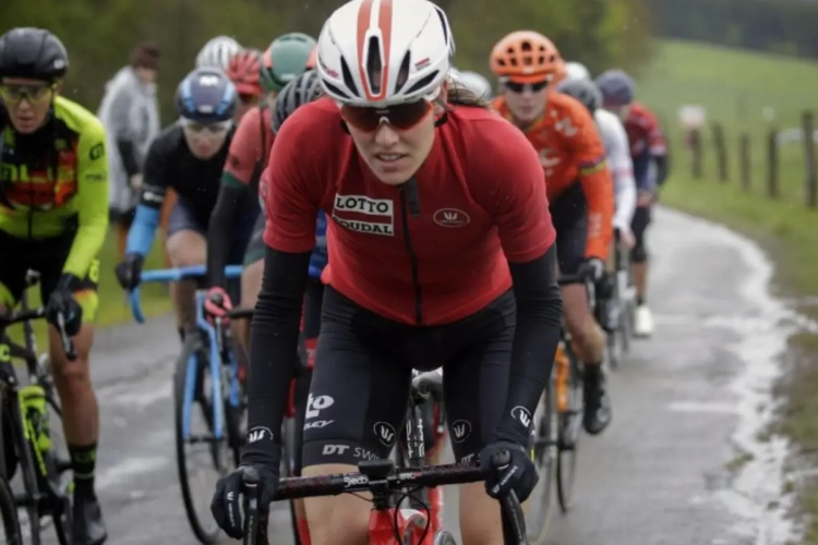 Julie Van de Velde (Lotto-Soudal) handhaaft zich heel mooi in de subtop