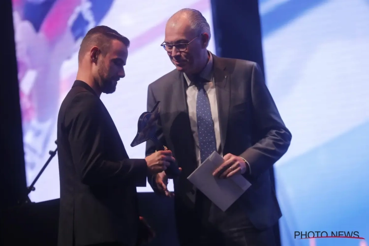 📷 Ploeg van Campenaerts stelt nieuwe truitjes voor en gaat Club Brugge achterna