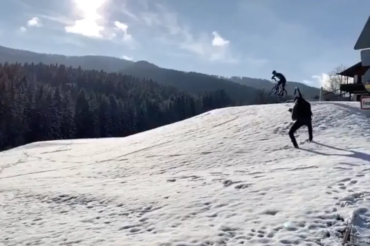 🎥 Sneeuwpret: Sagan amuseert zich kostelijk na medische testen