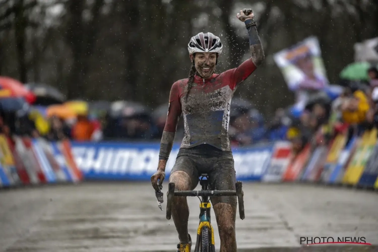 Alvarado verspeelt de eindzege in de Wereldbeker door een valpartij, Lucinda Brand wint in Hoogerheide