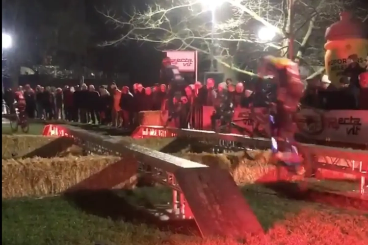 🎥 Iserbyt wint afsluitende cross in Waregem, waar spektakel weer hoogtij vierde