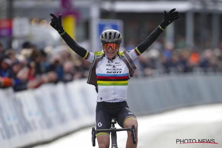 Van Vleuten houdt landgenote Van der Breggen af en vervolledigt hattrick op Spaanse bodem