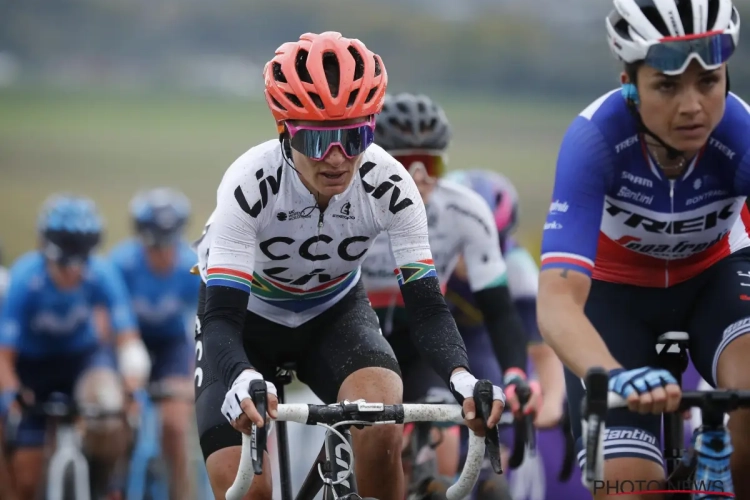 Wegrenster van CCC-Liv is na sprint bergop met twee de eerste wereldkampioene Cycling Esports