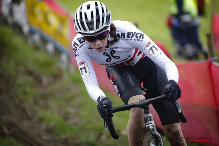 🎥 Voorwiel weg en bam tegen de grond: podium bij dames kon nog internationaler zijn zonder valpartij voor toptalent