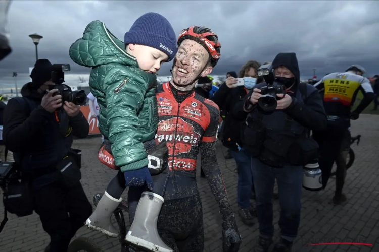 Dieter Vanthourenhout zwaait af na veertien jaar veldrijden: "Mooi om tussen grote namen als Wout en Mathieu te rijden"