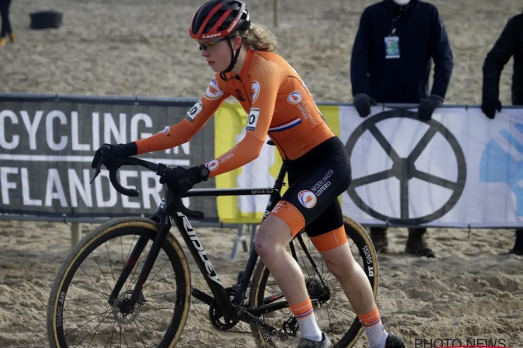 HERBELEEF: Fem van Empel op haar achttiende al wereldkampioene bij U23, Vas verijdelt volledig Nederlands podium