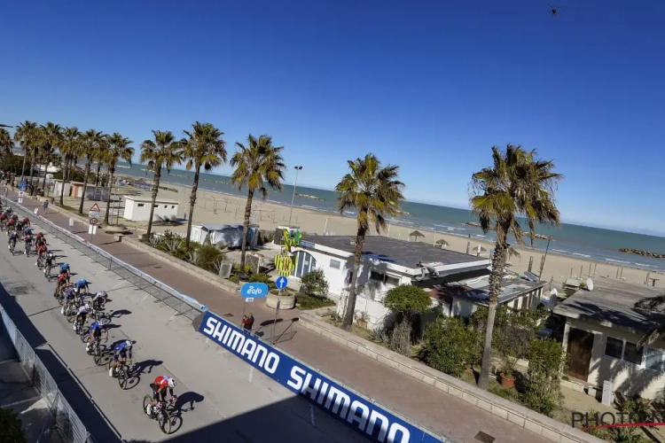 🎥 Akelige smak in Tirreno-Adriatico: renner knalt keihard tegen een verkeersbord aan